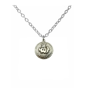 Arapça Allah Yazılı Madalyon Kolye – 60 cm Zincirli, Zamak Kaplama Unisex Tasarım