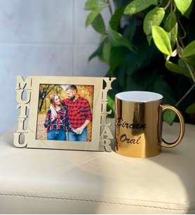 Kişiye Özel Fotoğraflı Mutlu Yıllar Standlı Mdf Gold Çerçeve Ve Gold Kupa Set