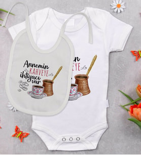 BK Kids Annemin Kahveye İhtiyacı Var Tasarımlı Bebek Body Zıbın ve Mama Önlüğü Hediye Seti - Model 1