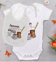 BK Kids Annemin Kahveye İhtiyacı Var Tasarımlı Bebek Body Zıbın ve Mama Önlüğü Hediye Seti - Model 1