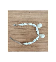 Doğal Deniz Kabuğu (Cowrie) ve İnci Görünümlü Boncuk Bileklik - 576 (Açık Gri)