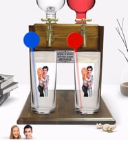 BK Gift Kişiye Özel Renkli Baskılı Sevgililer Karikatürlü İkili Vodka Bardağı ve Çift Musluklu Doğal Ahşap Vodka Standı-85 (Model 1)