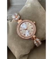 Kadın Kol Saati Saat Kutulu Rose Gold Renk Zirkon Taşlı Tasarım Metal Kordonlu Yılbaşı Hediyesi Kibar Sevgiliye Eşe Kadına Hanıma Doğum Günü Yıl Dönümü Sürpriz Ablaya Anneye Teyzeye Halaya Kız Kardeşe Çocuğa