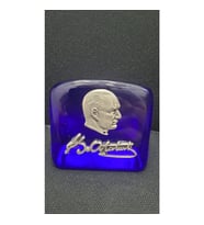 Atatürk İnsiyalli Dökme Cam Kağıt Ağırlığı El Yapımı Obje 8x6x4cm Lacivert Gümüş Renk 1 Adet