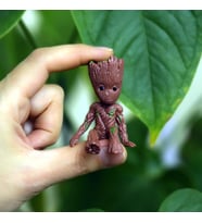 Galaksinin Koruyucuları Mini Baby Groot Oturan Figürü