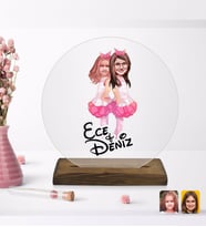 BK Gift Kişiye Özel Kız Kardeşler Karikatürlü Yuvarlak Ahşap Standlı Biblo-3