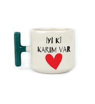İyi Ki Karım Var Baskılı Yeşil Kulplu T Sevgililer Günü Kupası