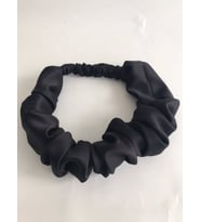 Kadın Siyah Saten Büzgülü Scrunchie Saç Bandı