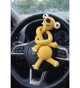 El Yapımı Amigurumi Sid Temalı Peluş  Araba Direksiyon Süsü, Dekoratif & Hediyelik Örgü Figür (Sarı)