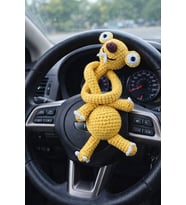El Yapımı Amigurumi Sid Temalı Peluş  Araba Direksiyon Süsü, Dekoratif & Hediyelik Örgü Figür (Sarı)