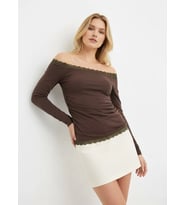 Kadın Kayık Yaka Asimetrik Büzgülü Dantel Detay Slim Fit Penye Bluz 13015 (Kahverengi)