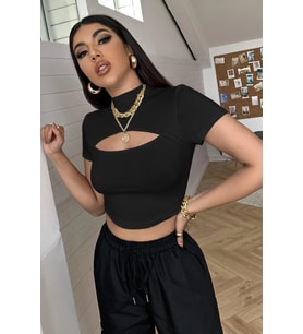 Kadın Siyah Göğüs Dekolteli Yarım Kollu Cut Out Crop Top Bluz