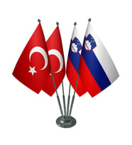 Masa Üstü Slovenya Bayrağı Türk Bayrağı Dörtlü Krom Direk Masa Bayrak Seti