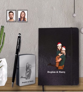 Kişiye Özel Yılbaşı Sevgili Karikatürlü Siyah Defter Kalem Çakmak Hediye Seti Model-6 (Model 1)
