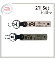 Karelerde Gizli Sevgi, Kamera Desenli, Kişisel İsimli 2’li Anahtarlık Seti, Pudra-Kül Gri