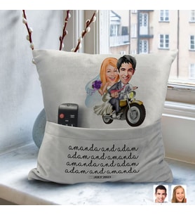 BK Gift Kişiye Özel Evleniyoruz Karikatür Tasarımlı Organizer Kumanda ve Atıştırmalık Cepli Gri Kırlent Yastık-8 Arkadaşa Hediye, Cepli Yastık