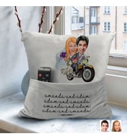 BK Gift Kişiye Özel Evleniyoruz Karikatür Tasarımlı Organizer Kumanda ve Atıştırmalık Cepli Gri Kırlent Yastık-8 Arkadaşa Hediye, Cepli Yastık