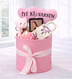 Kişiye Özel İyi ki Varsın Tasarımlı Fotoğraflı,Pembe Mum,Ayıcık Anahtarlık Ve El Yapımı Fincan Seti