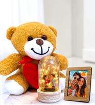 Kişiye Özel Fotoğraflı LED Işıklı Kalp Tutan Sevgililer Fanusu ve Kalpli Peluş Ayıcık Hediye Set