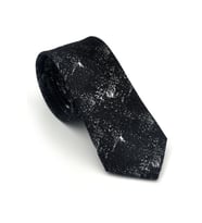 Beyaz Desenli Siyah Dokuma Kumaş Mendilli Slim Fit Kravat // SDK-2613-1