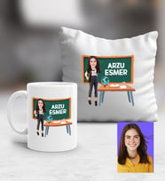 Kişiye Özel Karikatürlü Sınıf Öğretmeni Kupa ve Yastık Hediye Seti Kadın Sınıf Öğretmenine Öğretmenler Günü Hediyesi (Beyaz)