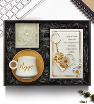 Sevgililer Günü Temalı Kişiye Özel Beyaz Fincan & Papatya Kolye & Çiçek Mum Hediye Seti