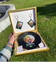 Sevgililer Günün Özel Kişiselleştirilmiş Spotify Barkodlu Plak Ve Anahtarlık Kutulu Set