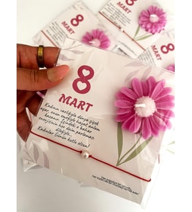 (2 adet) 8 Mart Kadınlar Günü Özel El Yapımı Pembe Papatya Mumlu ve Dilek Bileklikli Hediye Kartı