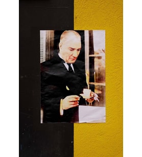 Ayakta Kahve İçen Atatürk Pvc Kaplama Hd Poster