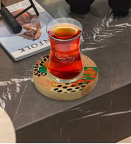 BK Gift Kişiye Özel Modern Art Tasarımlı Doğal Ahşap Tabaklı Heybeli Çay Bardağı Model 1