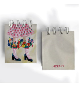 Pembe Etekli ve Çiçeklerle Bezenmiş Mini Cep Defter – 6x7 cm Spiralli Defter, Sanat Severlere Özel