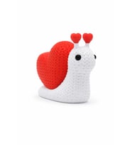 El Yapımı Amigurumi Kalpli Salyangoz– Dekoratif Sevimli Masa & Hediye Figürü Sevgililer Gününe Özel