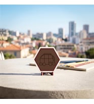 Klasik Karavan Desenli Modern Masaüstü Süsü Ev ve Ofis Dekorasyonunuza Nostaljik ve Şık Bir Hava Katan Parça 10x10 cm, Açık Kahve