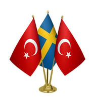 Masa Üstü İsveç Bayrağı Türk Bayrağı Üçlü Pirinç Direk Masa Bayrak Seti