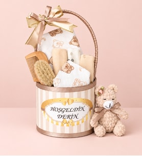 Premium Kişiye Özel İsimli Silindir Hediye Kutusunda Amigurumi Ayıcık Temalı Müslin Örtülü ve Ahşap Tarak-Fırçalı Patikli Hoş Geldin Kız-Erkek Bebek Hediye Seti
