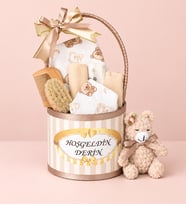 Premium Kişiye Özel İsimli Silindir Hediye Kutusunda Amigurumi Ayıcık Temalı Müslin Örtülü ve Ahşap Tarak-Fırçalı Patikli Hoş Geldin Kız-Erkek Bebek Hediye Seti