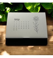 Çiçek Temalı Minimalist Masa Takvimi 2025