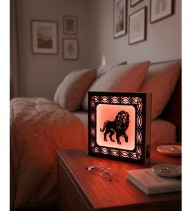 Aslan Figürlü LED Gece Lambası – Dekoratif Ahşap Çerçeveli Masaüstü Lamba 14x14 cm