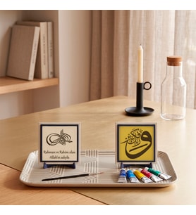 Huzur Veren Ve Rabbeke Fe Kebbir Kaligrafisi ile Özel Deri Besmele Detaylı İkili Masaüstü Dekoru 10x10 cm, Pudra - Sarı
