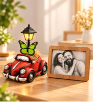 Kişiye Özel Karakalem Portre 15x12 cm Ahşap Çerçeve ve El Yapımı Bordo Vosvos Taksi Masa Lambası Seti – Sevgiliye Doğum Günü Hediyesi