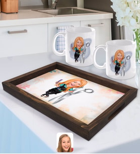 BK Gift Kişiye Özel Kadın Kuaför Karikatürlü Doğal Ahşap Tepsi ve 2’li Kupa Bardak Seti-1