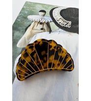 İSTİRİDYE MODEL KAPLUMBAĞA KABUĞU DESENLİ KEMİK (AKRİLİK) MANDAL TOKA (Karamel)