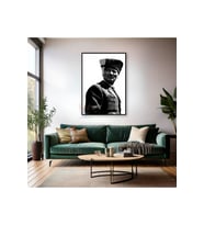 Metal Çerçeveli Cam Tablo Atatürk Görseli Siyah Beyaz Dikey Duvar Tablosu Ev Ofis Dekoru (Siyah)
