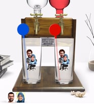 BK Gift Kişiye Özel Renkli Baskılı Sevgililer Karikatürlü İkili Vodka Bardağı ve Çift Musluklu Doğal Ahşap Vodka Standı-59 (Model 1)