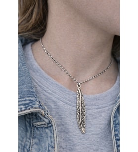 Free Feather Spirit – Tüy Figürlü Gümüş Renk Unisex Uzun Kolye (60 cm)