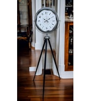 Elegance Desenli Tripod Ayaklı Saat (Standart)