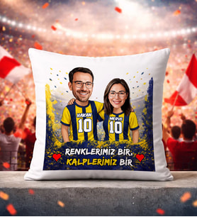 BK Gift Kişiye Özel İsimli Sarı-Lacivert Sevgili Karikatürlü Beyaz Kırlent Yastık - Doğum Günü Hediyesi, Taraftar Hediyesi