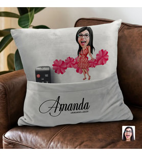 BK Gift Kişiye Özel Anne Karikatür Tasarımlı Organizer Kumanda ve Atıştırmalık Cepli Gri Kırlent Yastık-2 Arkadaşa Hediye, Cepli Yastık