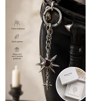 Kırmızı Taş Detaylı Gotik Güneş Yıldız Anahtarlık – Alternatif Stil Unisex Aksesuar