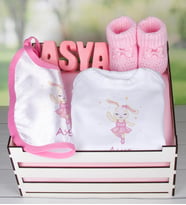 eJOYA Ahşap Sandıkta Kişiye Özel Zıbın Önlük Taş İsimlik Ve Patik Bebek Hediye Seti 109436 (Pembe)